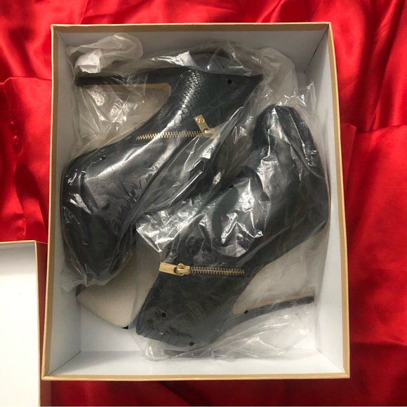 💥 Final Chance Before it’s GONE!!💥 MICHAEL Michael Kors Leather Ankle Boots🖤✨ - Picture 12 of 14